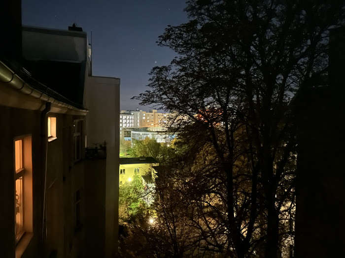 Normale Nachtaufnahmen frei Hand funktionieren mit dem iPhone sehr gut. (Bild: Tobias Költzsch/Golem.de)